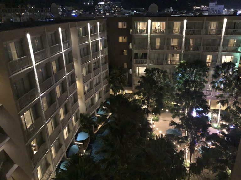 客室のベランダからはプールとプーケットの街が見えてとっても美しいです(夜)