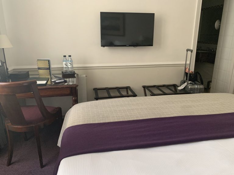 客室(ベッドからTV)