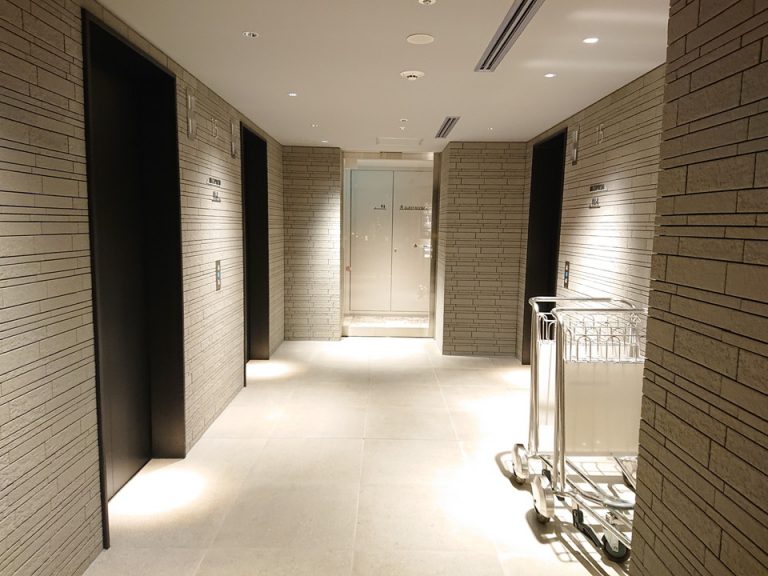 フロント階のエレベーターホール