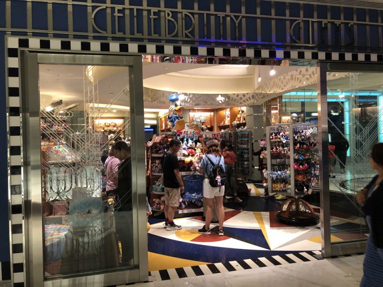 ホテル内のショップ外観です。夜11時まで営業しています。