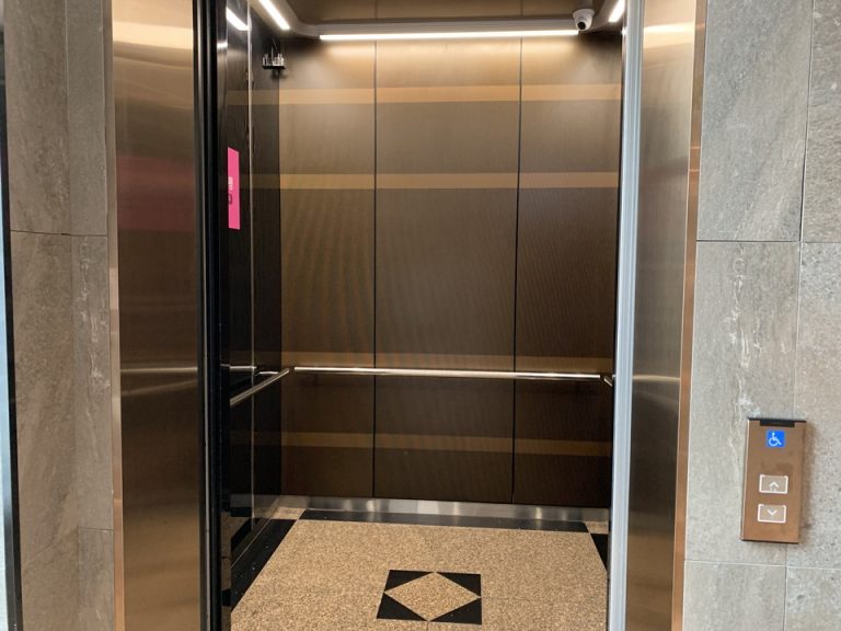 エレベーター内観1