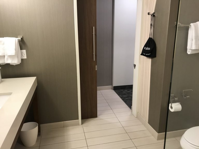 バスルーム奥から入り口方向