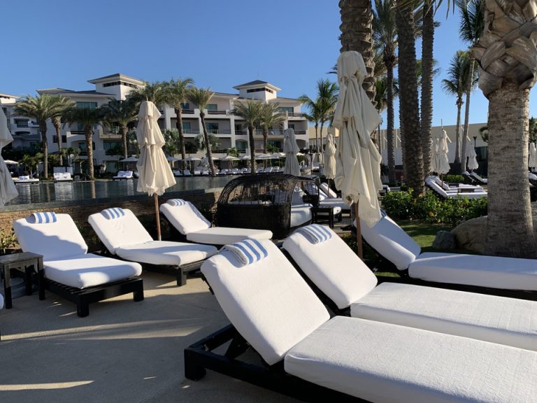 インフィニテープールとビーチの間にあるサンベッド