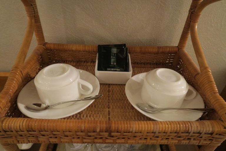 ティーバッグ、カップ&ソーサー