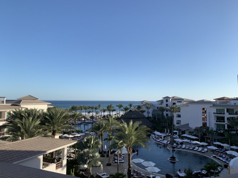 客室のバルコニーからのオーシャンビュー