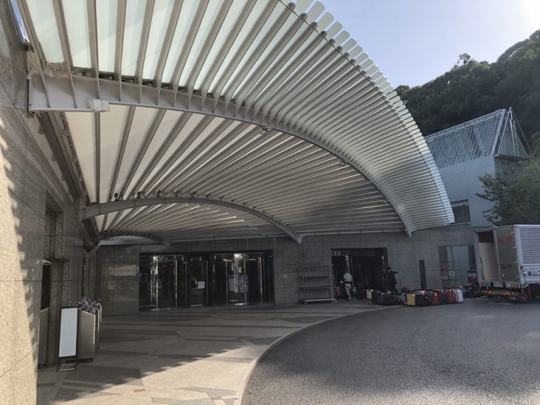 エントランス 修学旅行生の大量の荷物