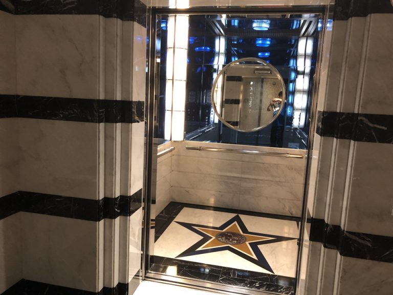 エレベーター内観