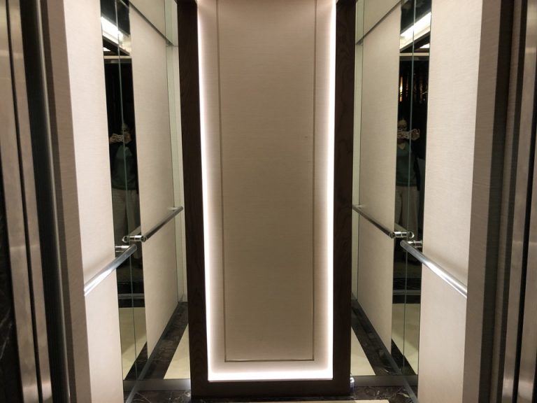 エレベーター内観