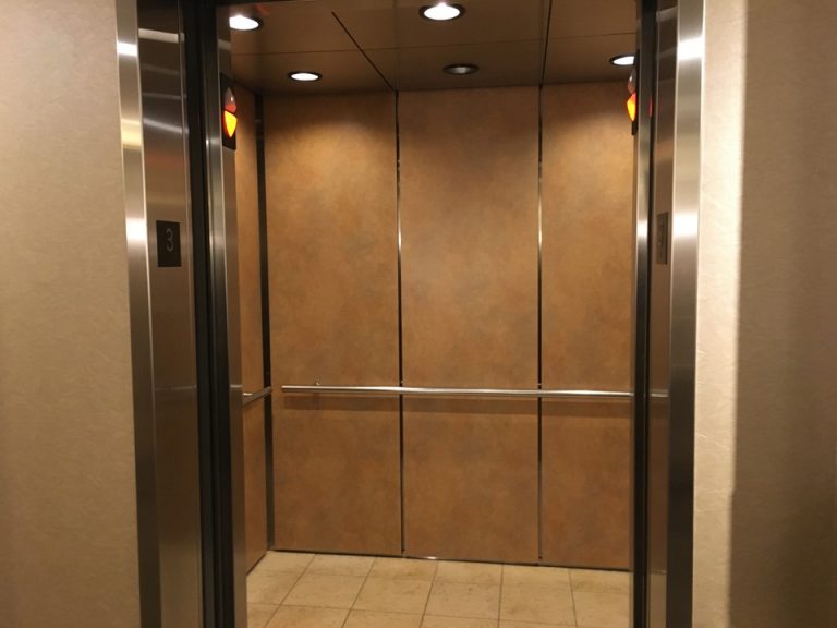 エレベーター内観