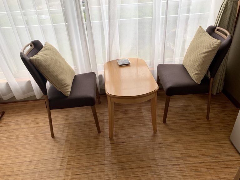 チェアとテーブル