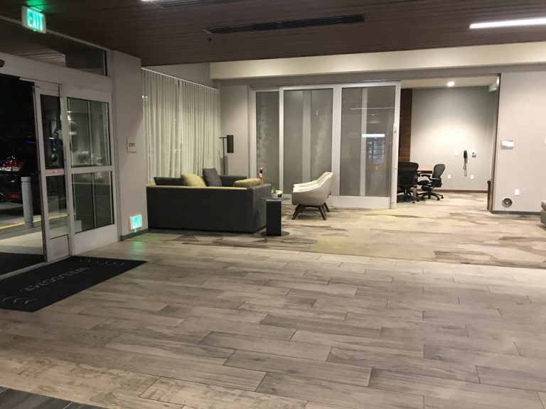 エントランス入って左手にはスライドドアで会議室がありました