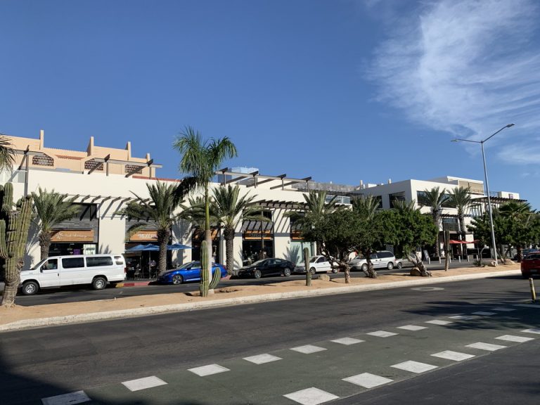 ホテル前のショッピングセンター