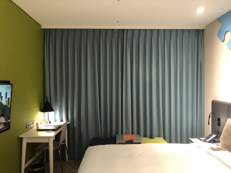 窓カーテン閉めた状態