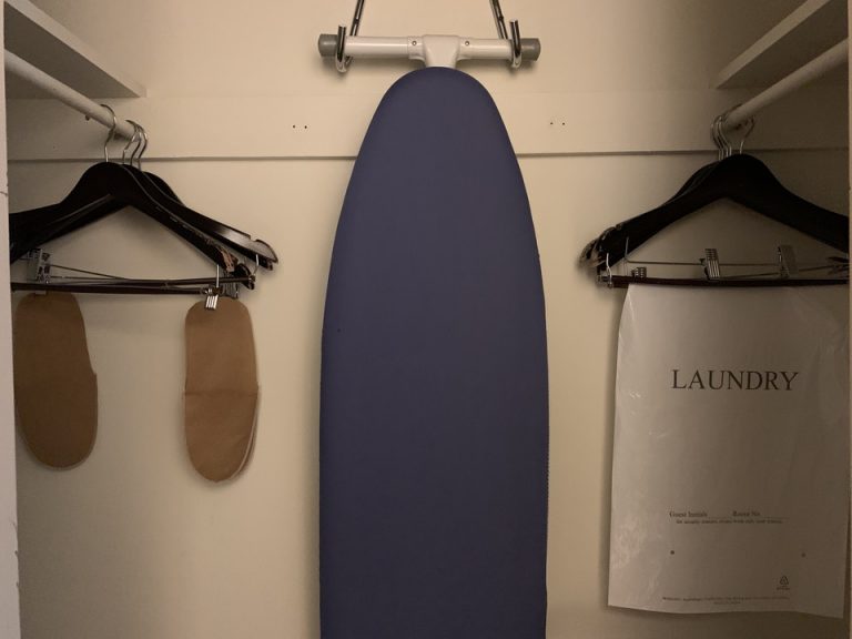 クローゼットは小さめですが、十分に整っていると思いました。アイロンがあるのは有難いです。