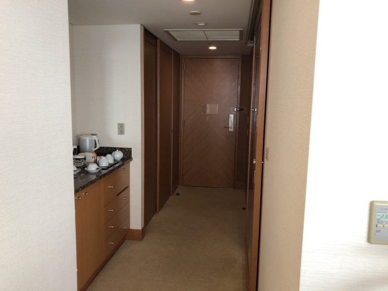 写真左側クローゼット 右側にバスルーム