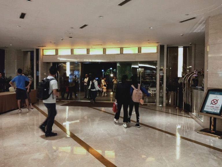 出入り口(中から撮影)