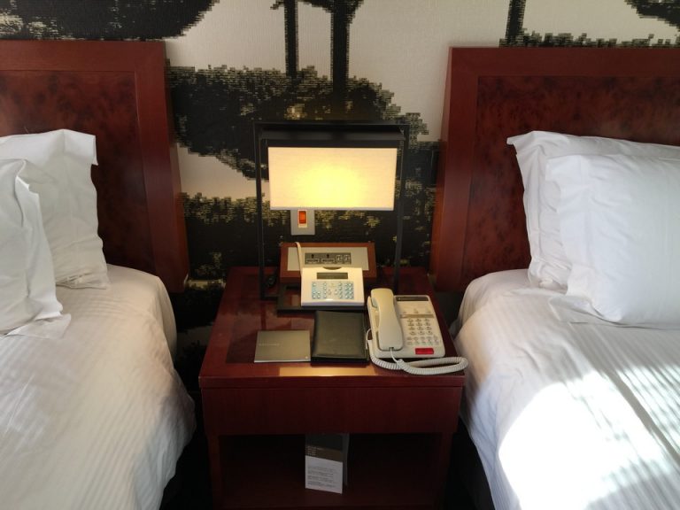 ベッドサイドテーブル