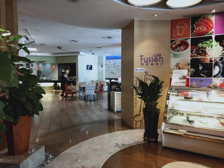 朝食入り口 ルームキーをみせる