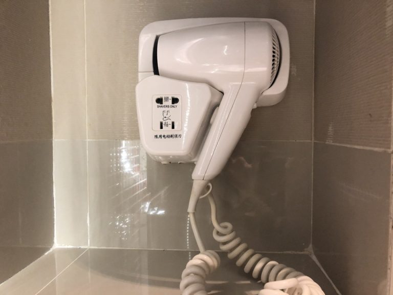 ドライヤーは壁にくっついているタイプ。ボタンを押し続けないと風が出ないので乾かすのが大変でした。