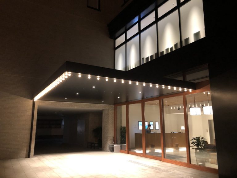 エントランス ※壁面に多治見のオリジナルタイルを使用