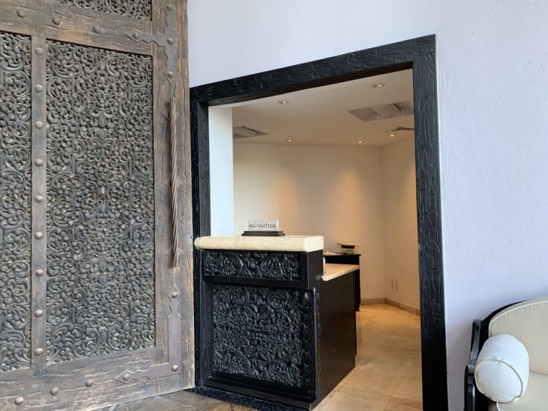 エントランスの側のベルデスク