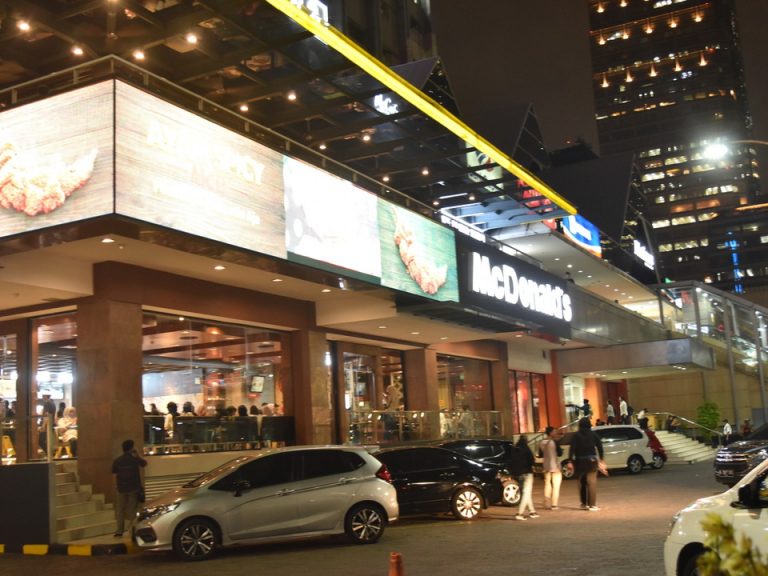 ホテル向かい側のマクドナルド
