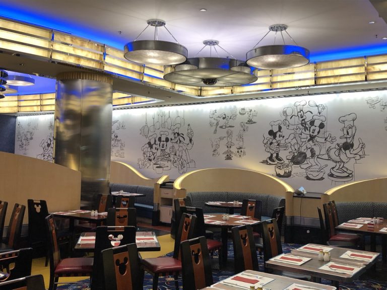 シェフミッキー客席全体です。壁にミッキーとフレンズの大きな絵が迎えてくれます
