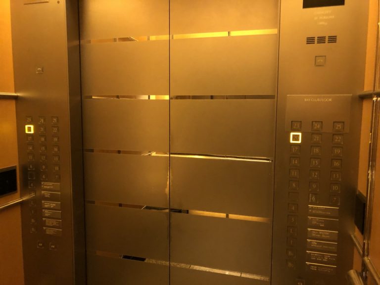 エレベーター内観(3)