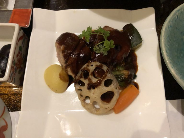 ステビアポークヒレ肉 マディラソース添え バスサミコの風味がするとても美味しいソースでヒレ肉で柔らかかった