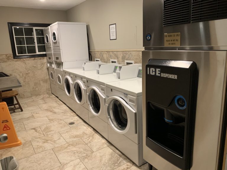 洗濯機と乾燥機が各4台ずつありました。製氷機も各階にあり、便利です。(1)