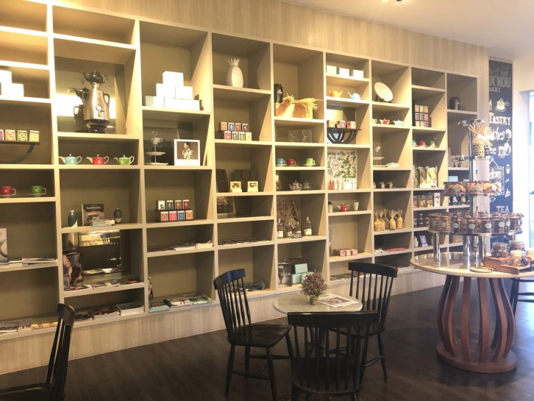 カフェはおしゃれな内装。お土産になりそうなものも売ってました。