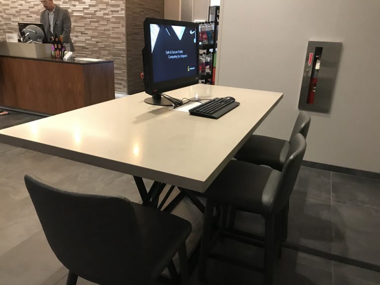 フロント入ってすぐにオープンスペースで手軽に検索できるようにコンピューターがありました