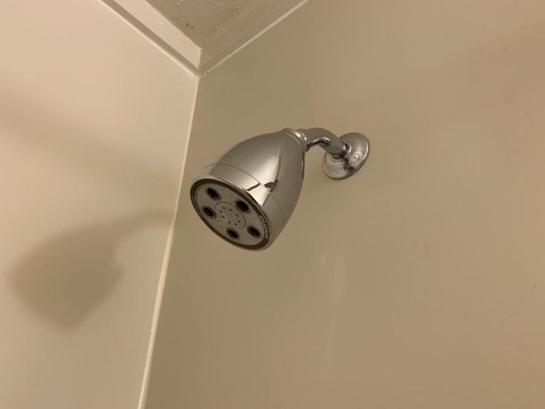 シャワーの水圧は若干弱めですが、水が広がる範囲は自分で調整することが出来ました。