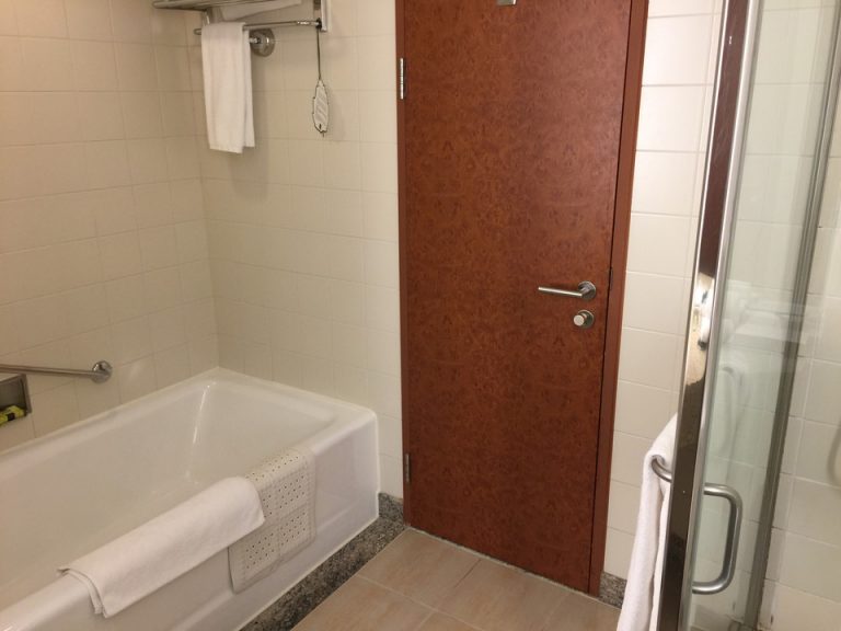 バスルーム内側からドア方向