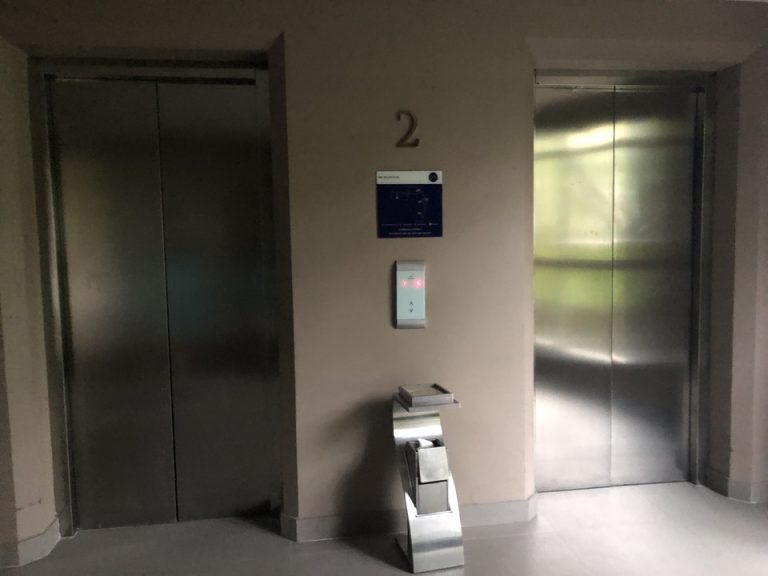ロビーのある2階のエレベーターホール。暗めです。
