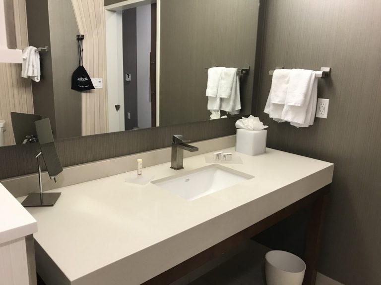 洗面台、ドライヤーは壁にかかっていました