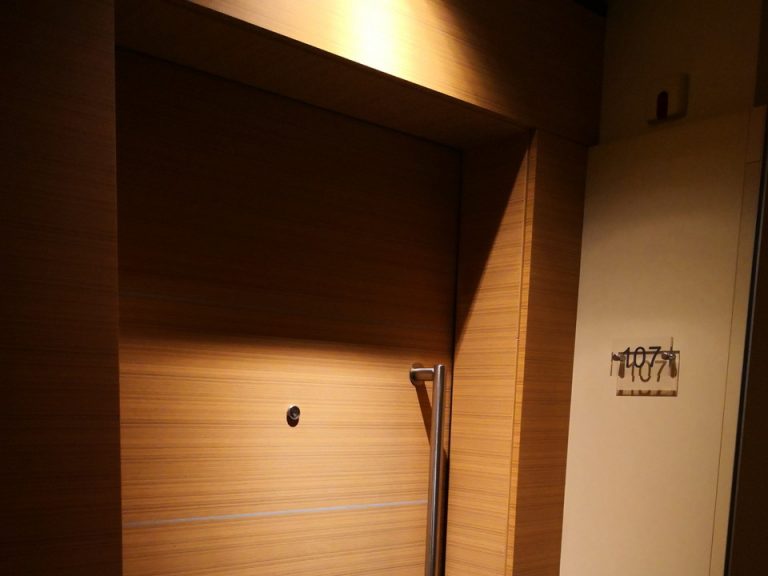 客室入口外観ドア
