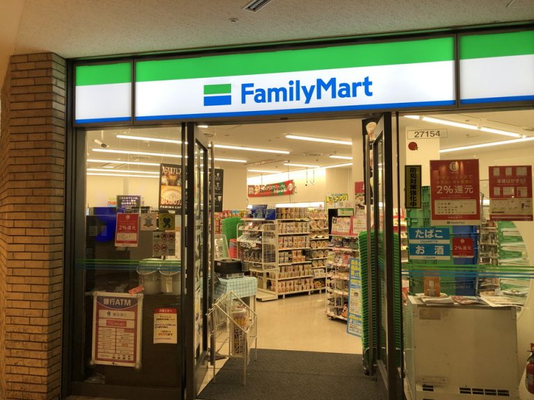 クイーンズスクエア横浜1F コンビニ ホテル1Fクイーンズ側入口でてすぐです