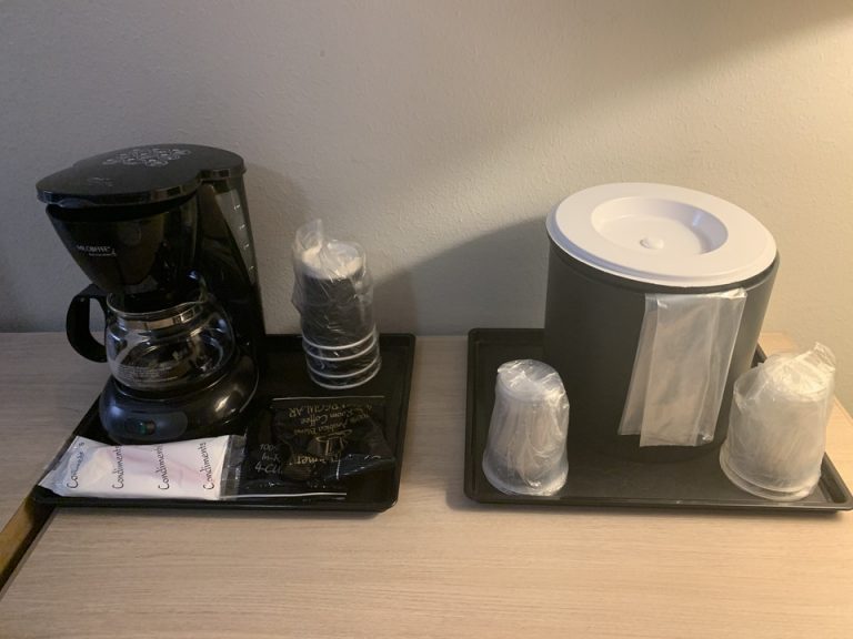 コーヒーメーカーがあるのは嬉しかったです。カップも十分な数がありました。(2)