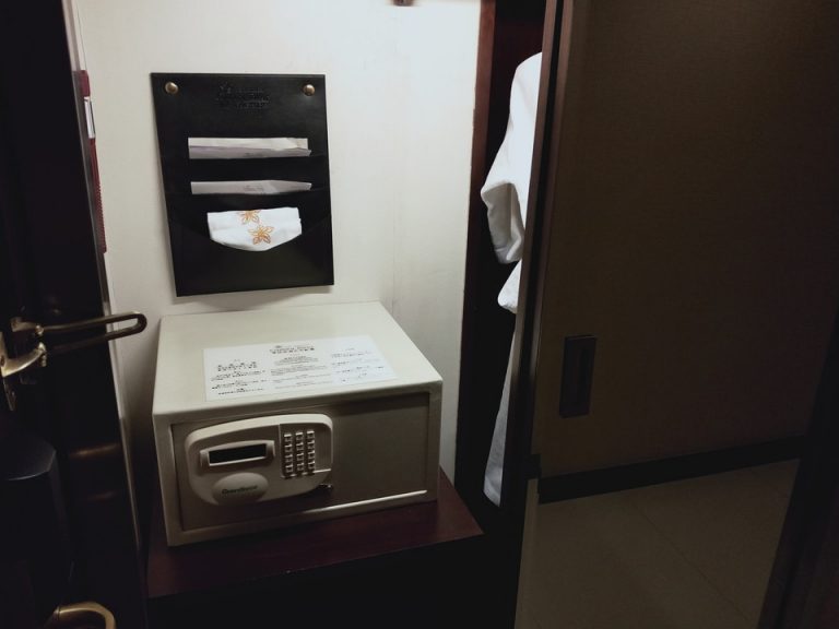 貴重品入れ 入り口すぐ