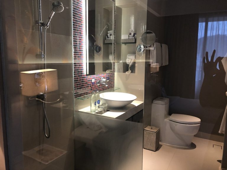 シャワーの水圧はとっても弱くて髪の毛が長いと洗うのが大変だと思います。また洗面所とシャワーの間に扉がなく、水が少し飛び散ってしまいました。