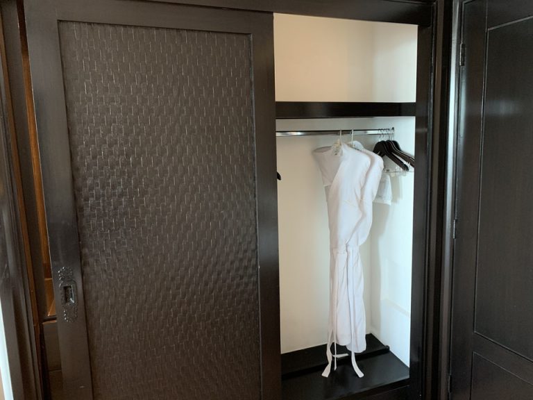 客室 ベッドルームのクローゼット(1)