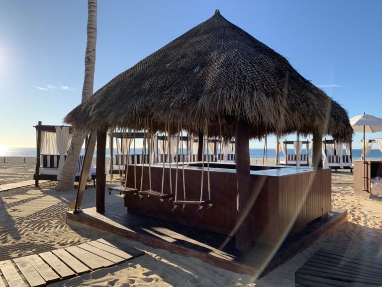 ビーチにあるアクティビティーデスク