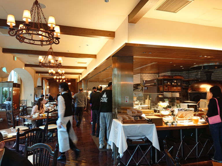 朝食レストラン内観