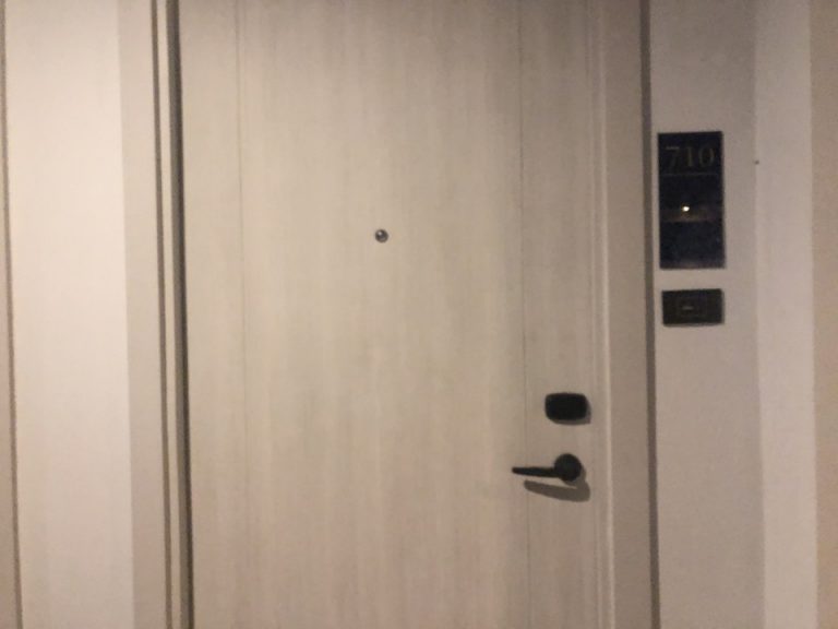 部屋の外観は白が基調で落ち着いた感じ、