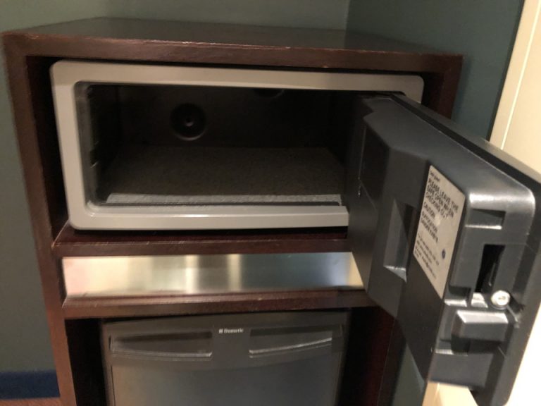 セーフティボックス(開いた状態)はノートパソコンも余裕で入ります