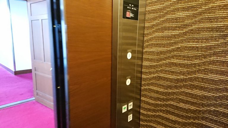 エレベーター階数ボタン正面1