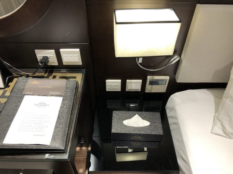 ベッド横テーブル1