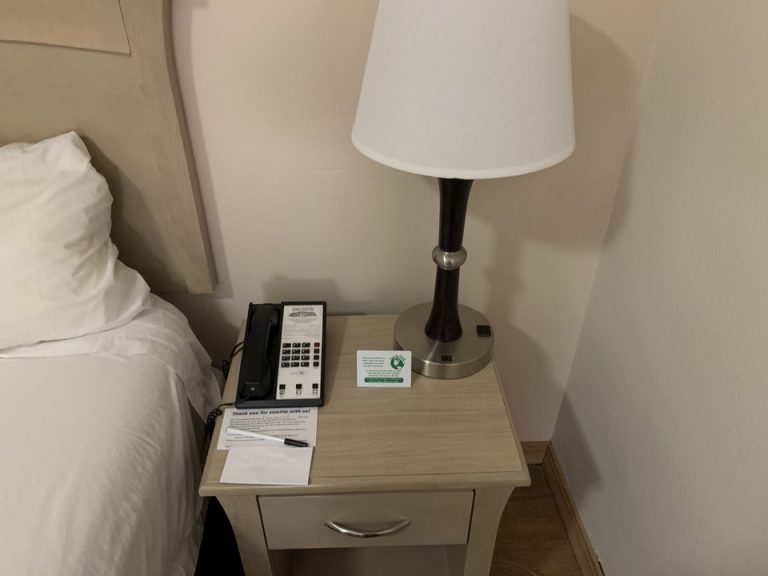 ベッドの両サイド横にテーブルがありました。どちらにもコンセントがひとつずつ付いています。(3)