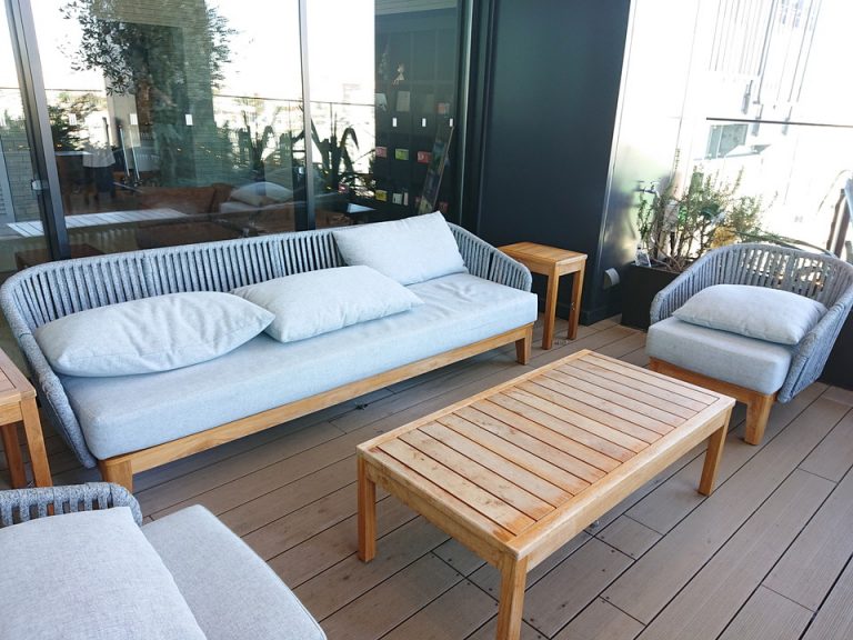 外気エリアのソファー